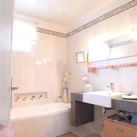 Holiday home Maison Chaleureuse A Orange Avec Piscine Privee