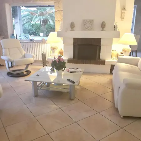 Holiday home Maison Chaleureuse A Orange Avec Piscine Privee
